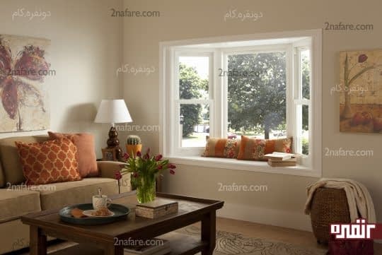 پنجره در دیوار اتاق نشیمن