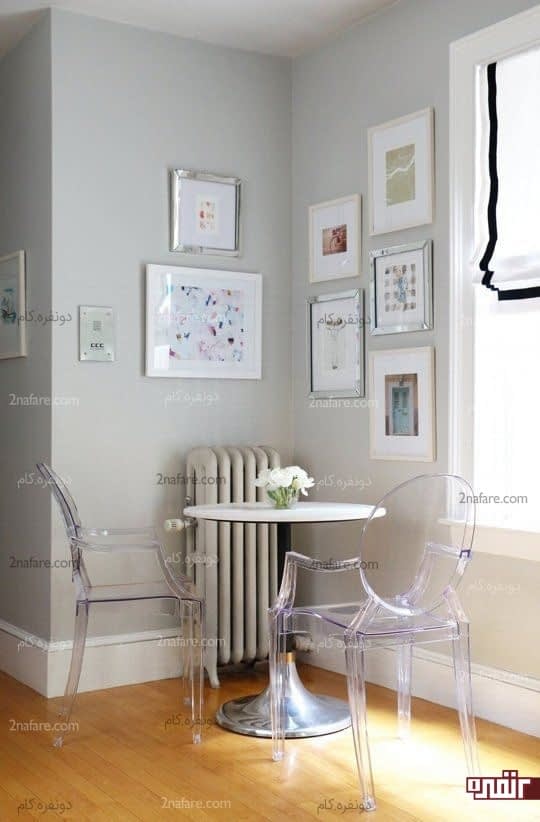 چیدمان زیبا برای کنج خانه با قراردادن میز و صندلی و تابلو های هنری