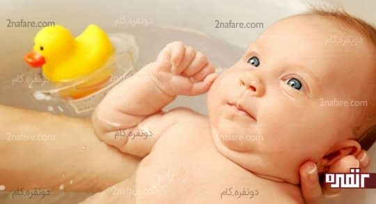 کنترل نوزاد با دست حین حمام کردن