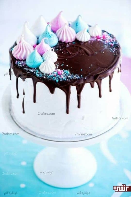 کیک تولد دخترونه با تزیینات شکلاتی