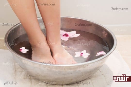 استفاده از آب گرم برای درمان پوست مرده پا