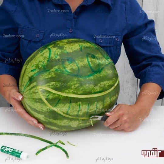 ایجاد کردن دهان گربه روی هندوانه به وسیله ی پوست گیر