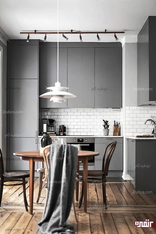 آشپزخانه مینیمال با کابینت های خاکستری براق با کف چوبی