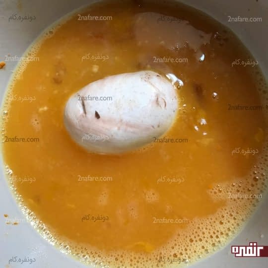 آغشته کردن قارچ به تخم مرغ