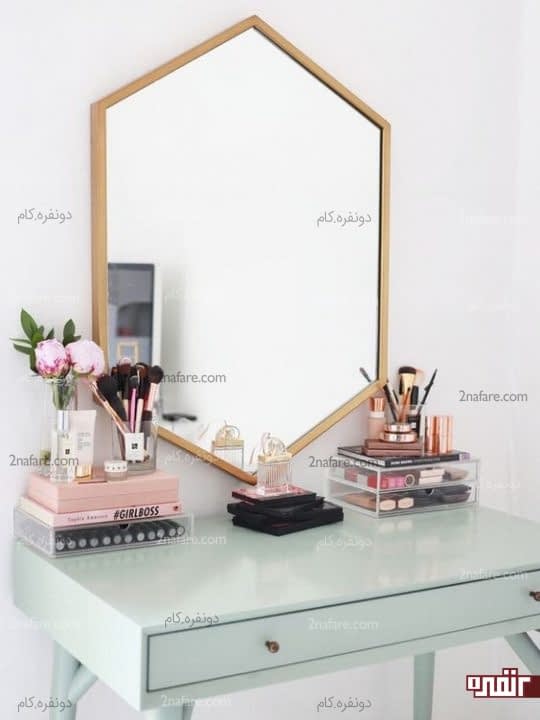 آینه دیواری هندسی با قاب طلایی برای میز آرایش