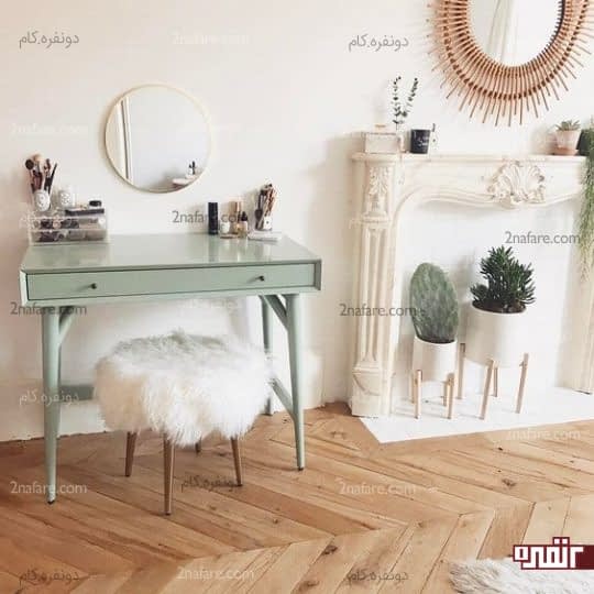 آینه ساده گرد در کنار میز و صندلی شیک آرایش