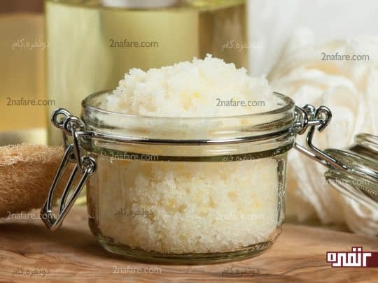 اسکراب خانگی شکر و روغن نارگیل برای از بین بردن جوش های سر سیاه