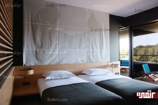 تخت های یک نفره در کنار همدیگر در اتاق خواب پسرانه ی دوتخته