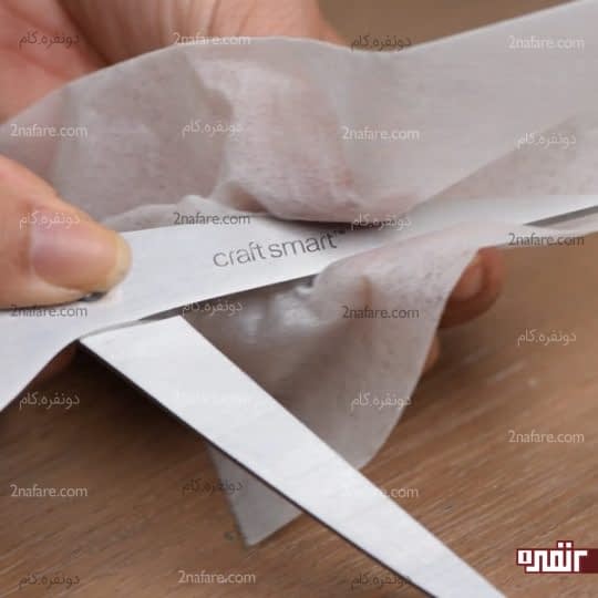 تمیز کردن قیچی با یک پارچه نرم