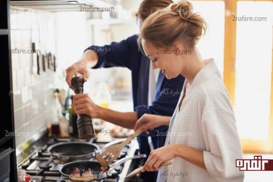 تو کارای خونه تنهاش نذارین
