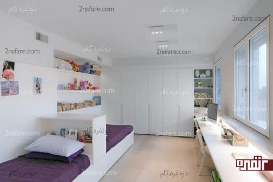 دو تخت تک نفره با تاج مشترک در اتاق خواب پسرانه
