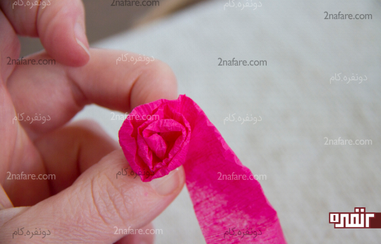 ساخت گل رز کاغذی با پیچیدن روبان کشی کاغذی