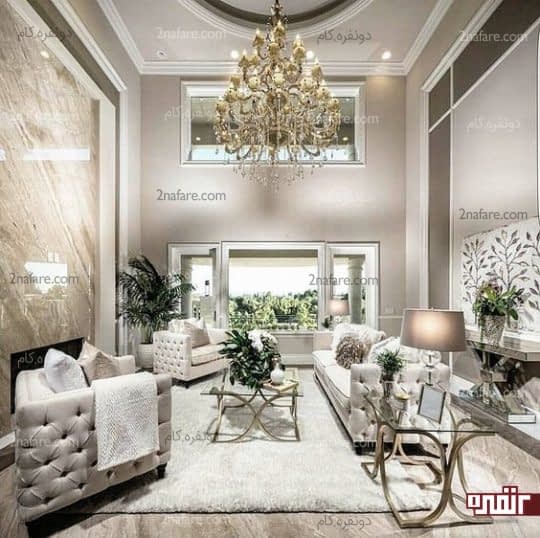 طراحی دکوراسیون اتاق نشیمن مدرن با ترکیبی از رنگهای خاکستری، کرم و طلایی