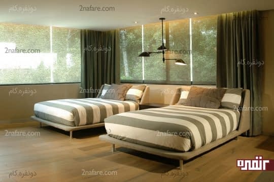 طراحی متقارن با قرار دادن تخت ها در کنار هم و پاتختی بین آنها