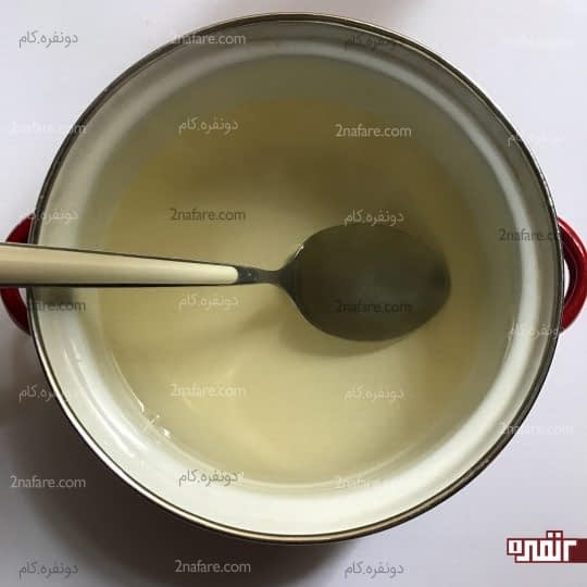 مخلوط کردن ژله آلوئه ورا با آب جوش