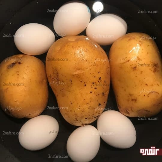 پختن سیب زمینی و تخم مرغ