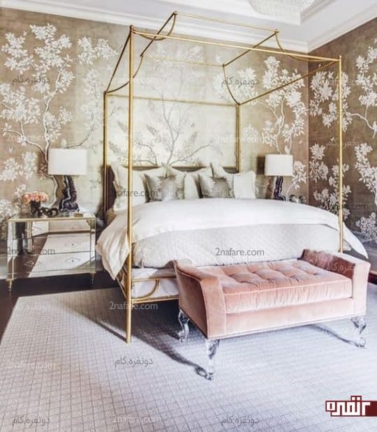 کاغذ دیواری طلایی، نیمکت از جنس مخمل و تختی زیبا در اتاق خوابی لوکس و شیک