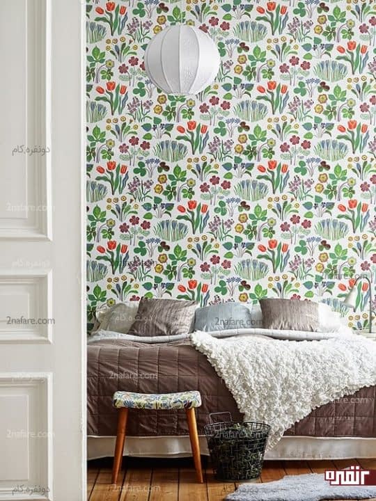 کاغذ دیواری پوشیده با گل های بهاری در اتاق خواب