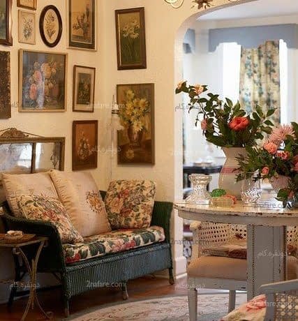 یک فرش با طرح گل و لوازم جانبی و بالش های شیک