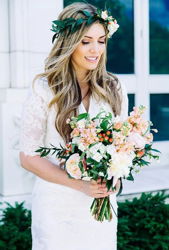 مدل موی باز عروس با تاج گل طبیعی