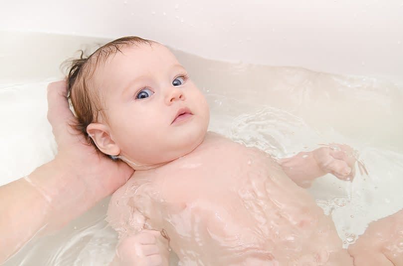 نوزاد رو موقع حمام زدن بیش از حد در آب نگه ندارین