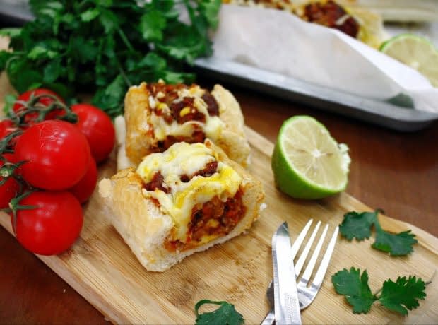 طرز تهیه لقمه میت بال و پنیر در نان باگت ساندویچ میت بال