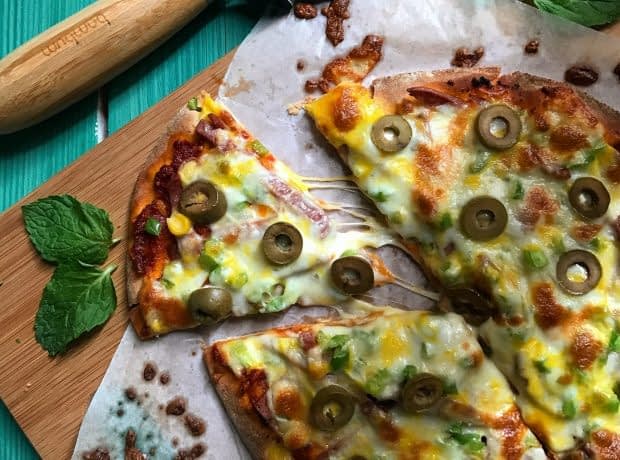 طرز تهیه پیتزای فوری با نان پیتا مرحله به مرحله پیتزا فوری
