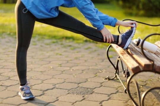 پیاده روی به همراه حرکات کششی ساده برای درمان گرفتگی عضلات