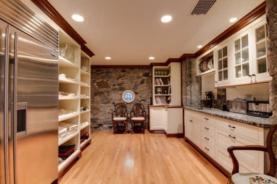 آشپزخانه شیک و مرتب با کابینتهای زیبا