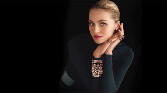 استفاده از پس زمینه ی تیره برای نمایان شدن زیور آلات