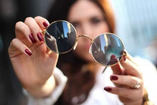 استفاده متفاوت از عینک در عکس