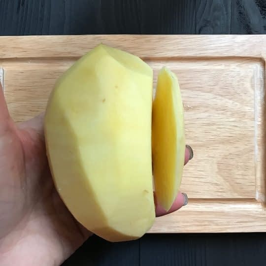 بریدن قسمت زیرین سیب زمینی