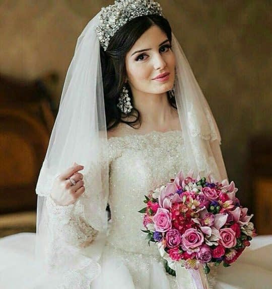 تاج پهن عروس و تور روی مو