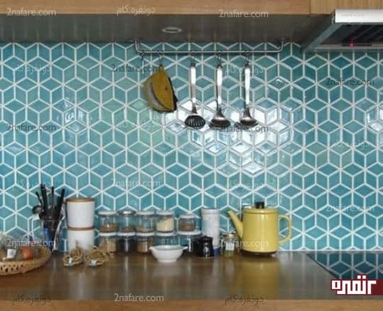 تزیین دیوار آشپزخانه با کاشی های رنگی هندسی