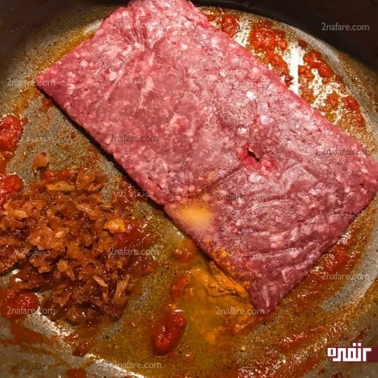 تفت دادن گوشت با بقیه مواد
