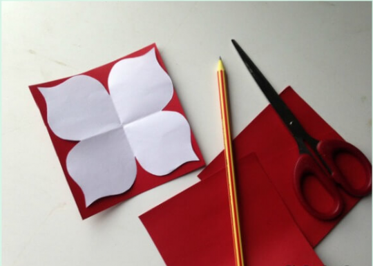 طراحی الگوی گلبرگ روی کاغذ