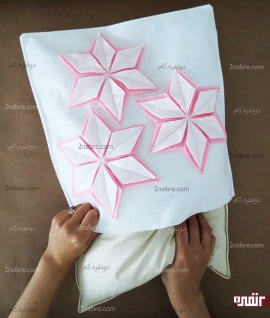 قرار دادن کوسن در روکوسنی گل برجسته بنت قنسول