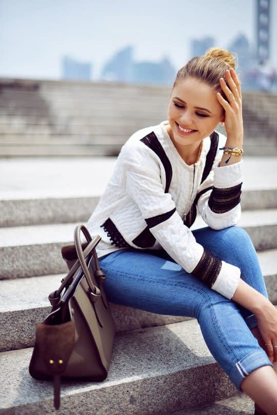 قرار دادن کیف در کنار خود برای ژست عکس