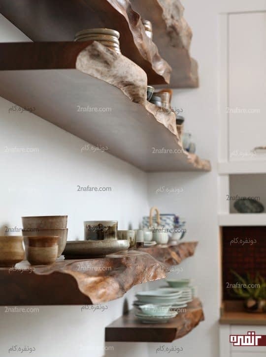 قفسه های چوبی با شکل طبیعی در آشپزخانه