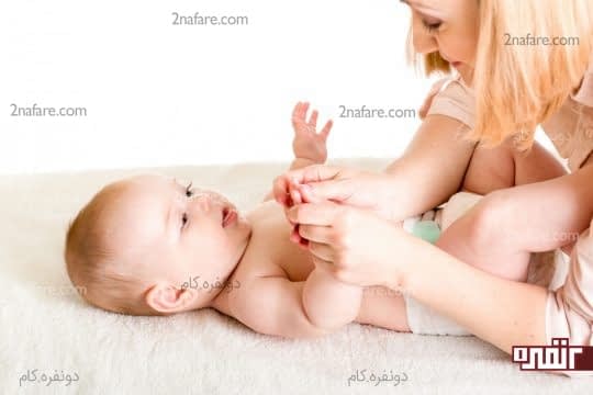ماساژ دست های نوزاد