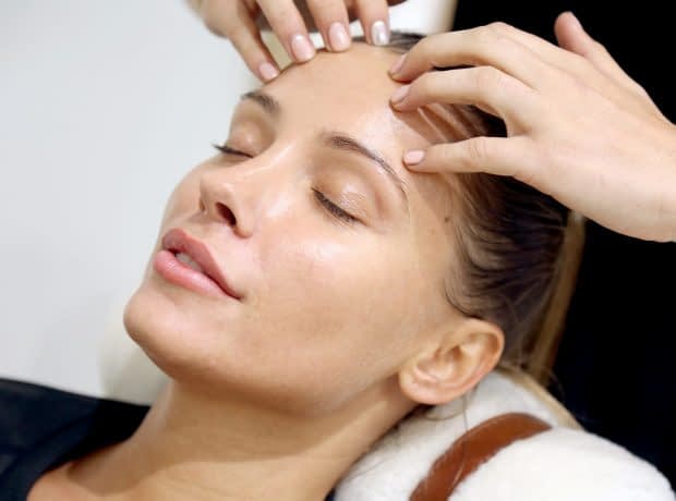 ماساژ صورت چه تاثیری دارد؟ ماساژ صورت چه تاثیری دارد؟