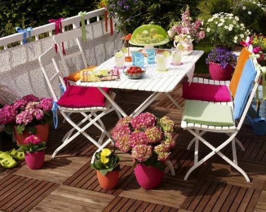 میز و صندلی های تاشو و رنگارنگ برای زیبایی تراس