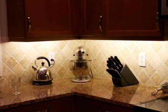 نورپردازی مصنوعی بین کابینت ها
