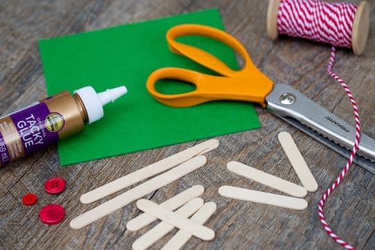 وسایل مورد نیاز برای ساخت کلاه دکوری آویز با چوب بستنی