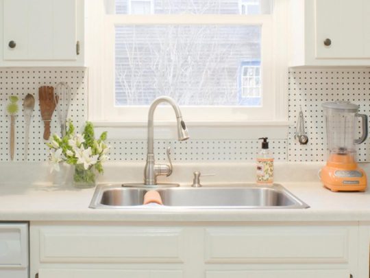 پنجره ی کوچک روبروی سینک برای تامین نور طبیعی آشپزخانه