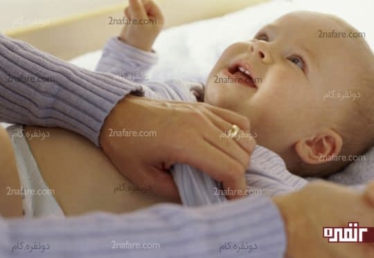 چگونه لباس تن نوزاد کنیم یا از تن او در بیاریم