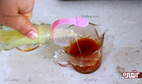 اضافه کردن آبلیمو ترش به مخلوط زعفران و نمک و ادویه