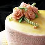 آموزش مرحله به مرحله تزئین کیک با گل رز فوندانتی