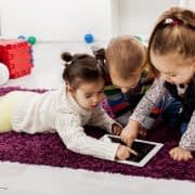 رابطه حرف زدن کودکان و استفاده از گوشی و تبلت
