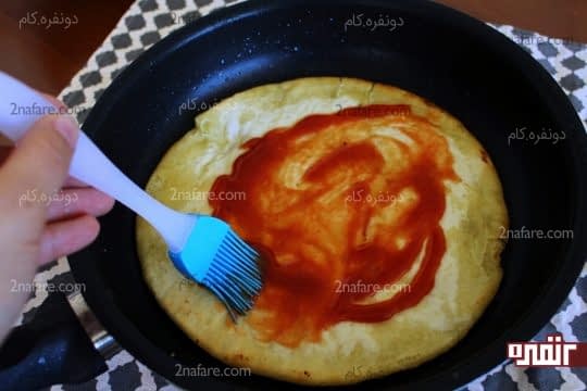 آغشته کردن خمیر طلایی شده با سس گوجه فرنگی